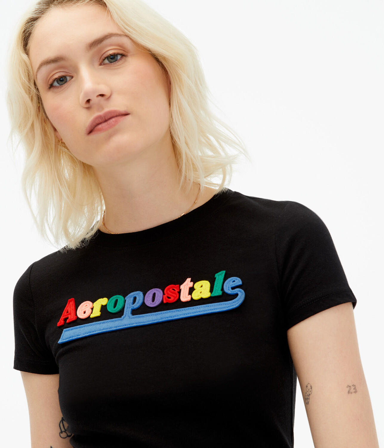

Футболка с радужной аппликацией и графическим рисунком Aeropostale, черный