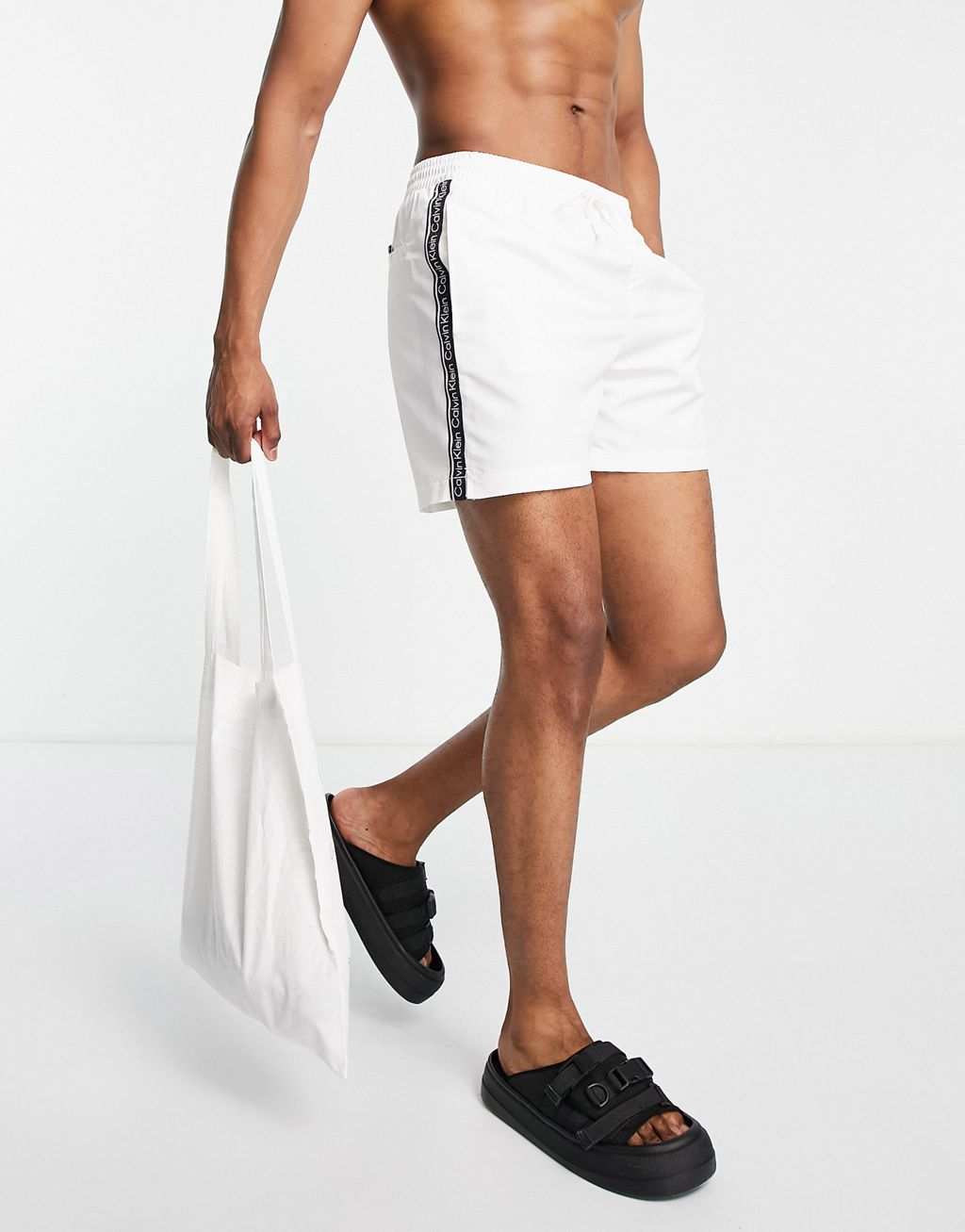 цена Белые шорты для плавания с логотипом Calvin Klein