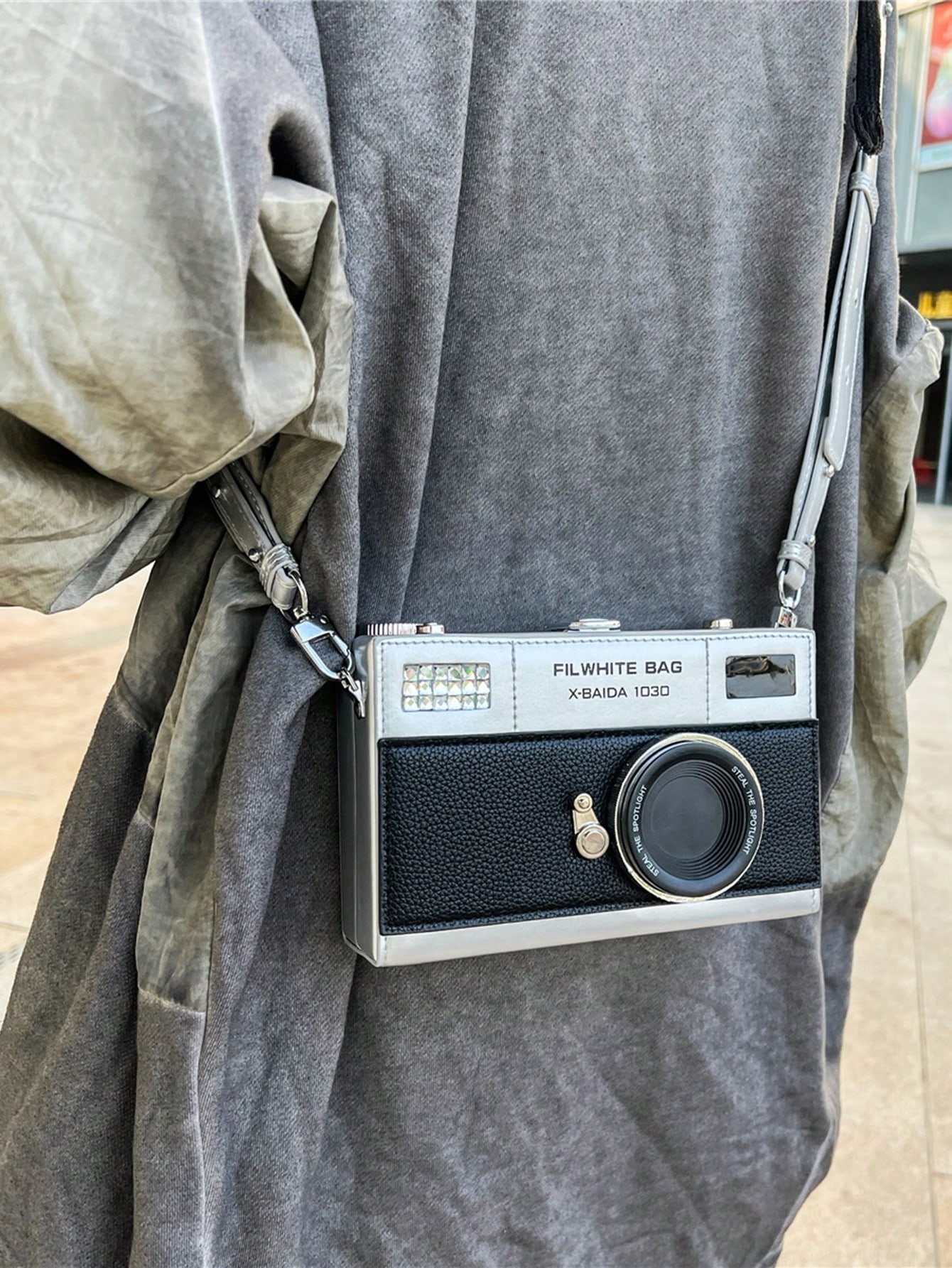 цена 1 шт. Модная винтажная сумка через плечо в форме камеры с регулируемыми ремнями цветных блоков, серебро
