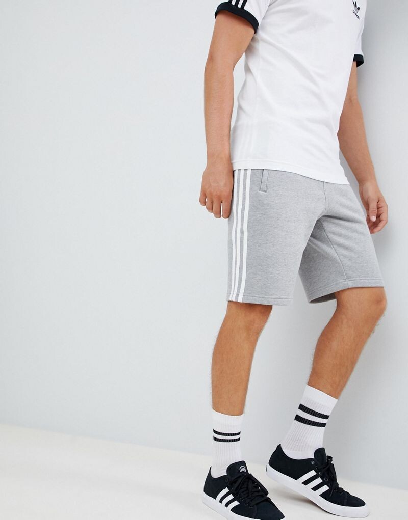 

Серые шорты с тремя полосками adidas adicolor