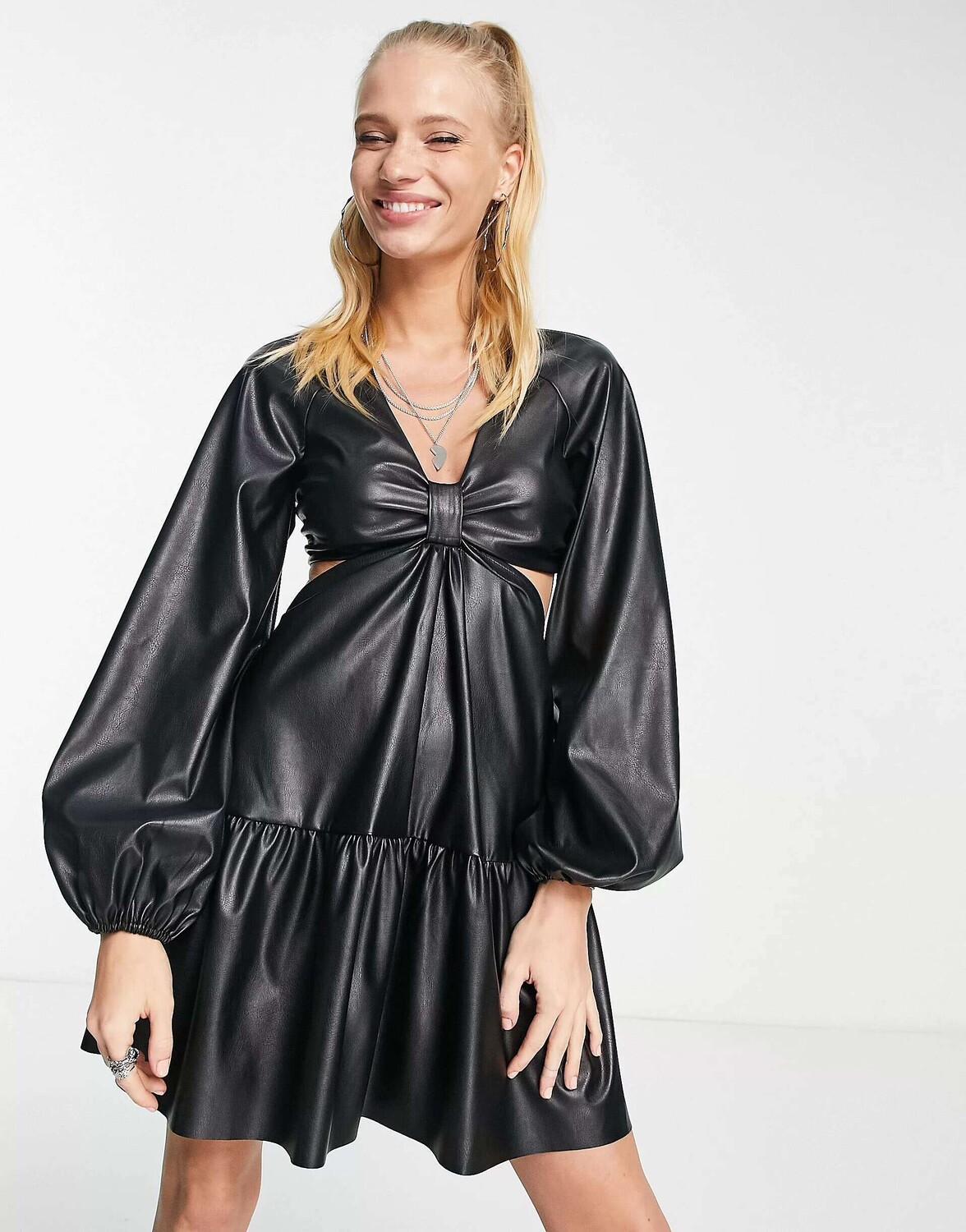 

Черное мини-платье с длинными рукавами и вырезами ASOS, Черный