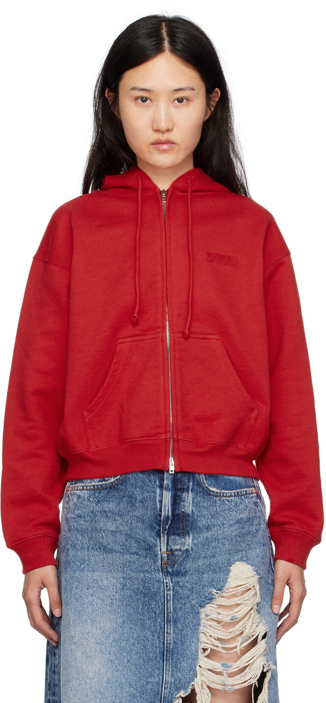 

Красный худи с вышивкой VETEMENTS