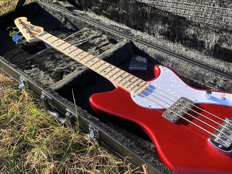 

Басс гитара G&L Tribute Fallout Short Scale 4 String Bass Guitar - Candy Apple Red