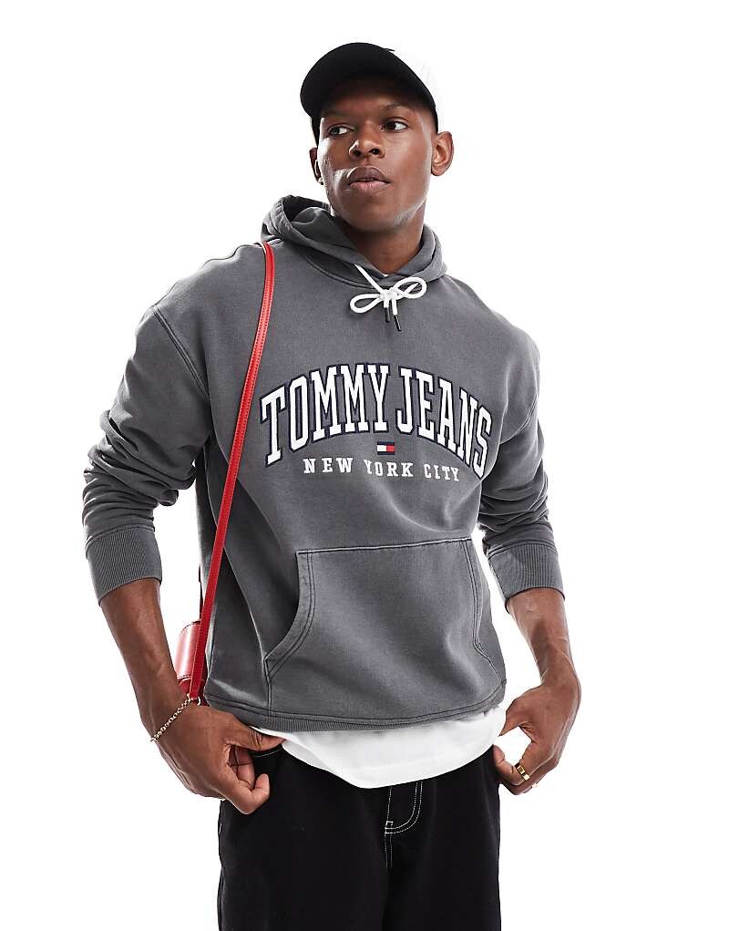 

Tommy Jeans — стираная черная толстовка с логотипом колледжа