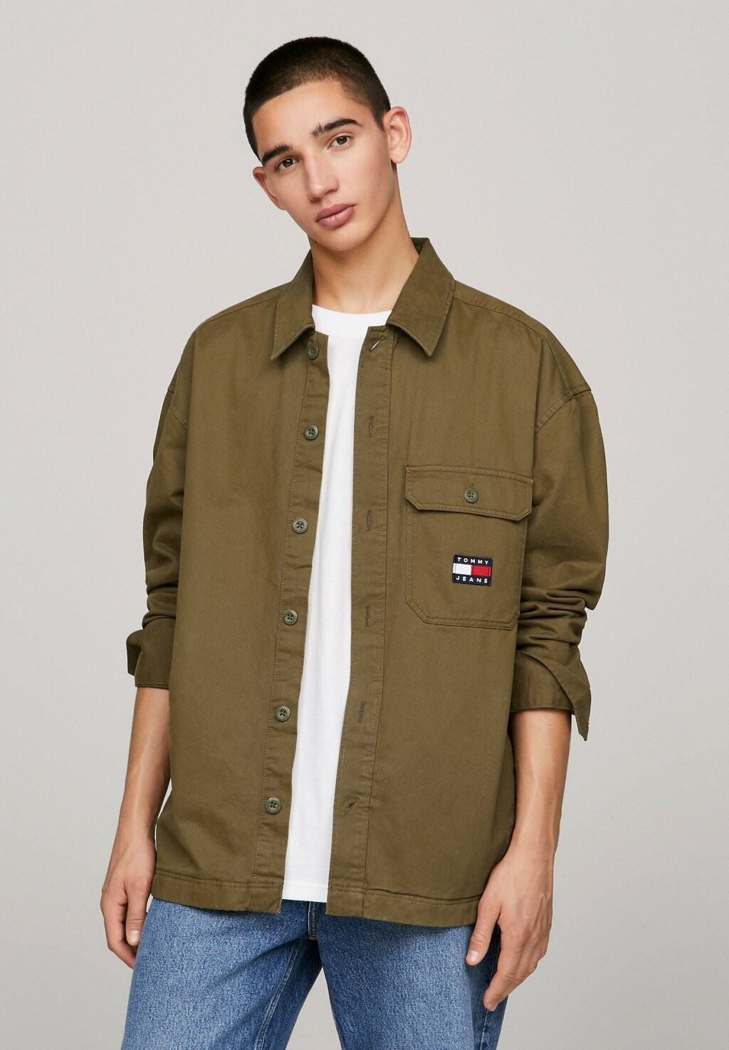 

Легкая куртка ESSENTIAL CASUAL FIT Tommy Jeans, оливково-зеленого цвета., Зеленый