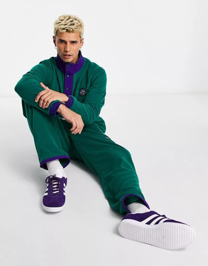 

Темно-зеленые флисовые брюки adidas Originals Wander Hour