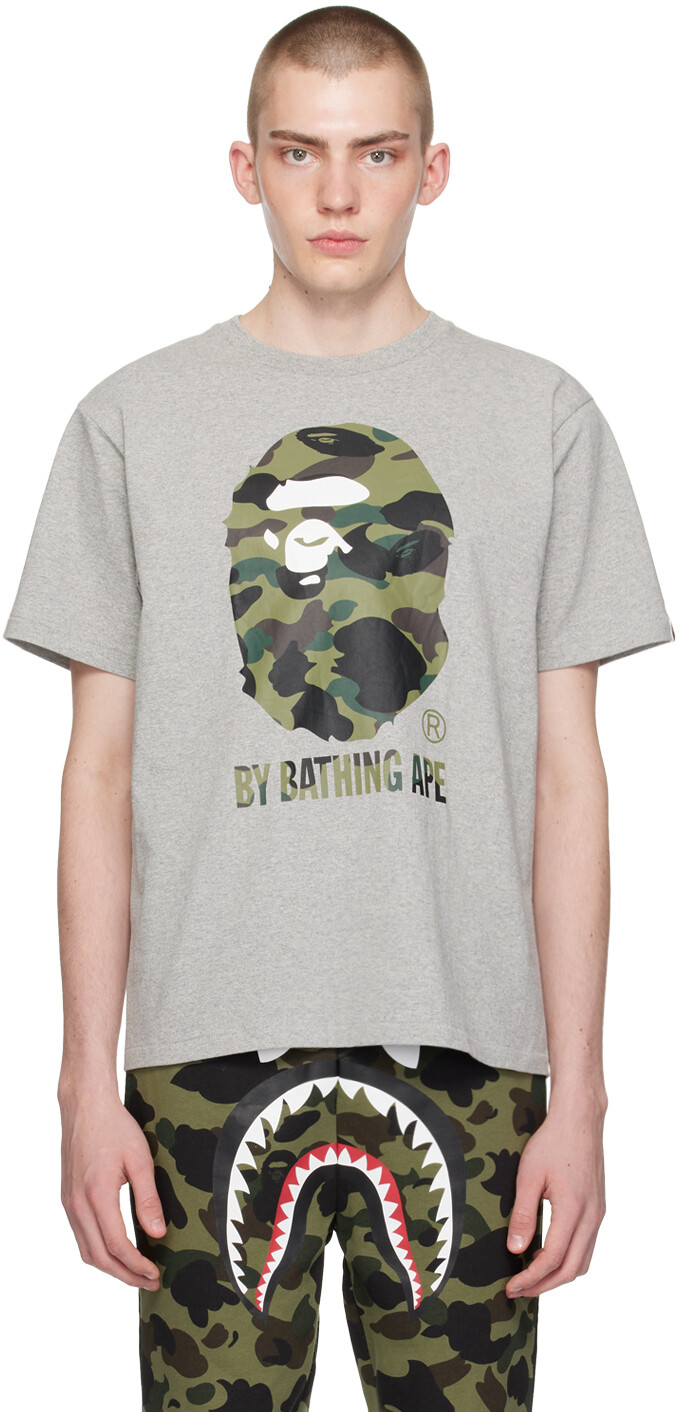 

Серая футболка с камуфляжем 1st Bape