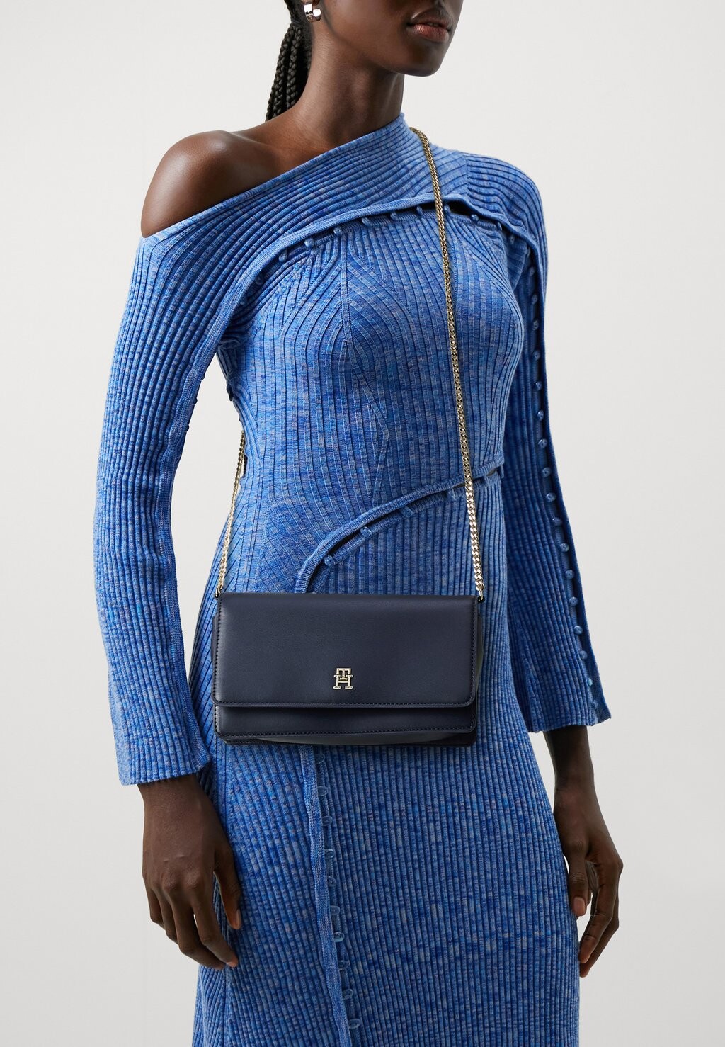 

Сумка через плечо REFINED CHAIN CROSSOVER Tommy Hilfiger, цвет space blue