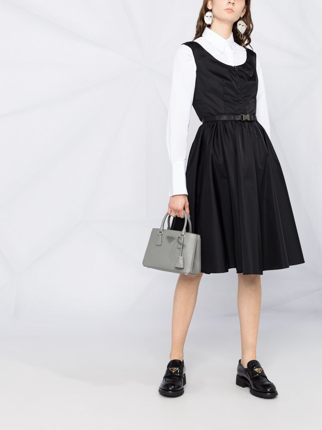 

Prada расклешенное платье с поясом и логотипом, черный