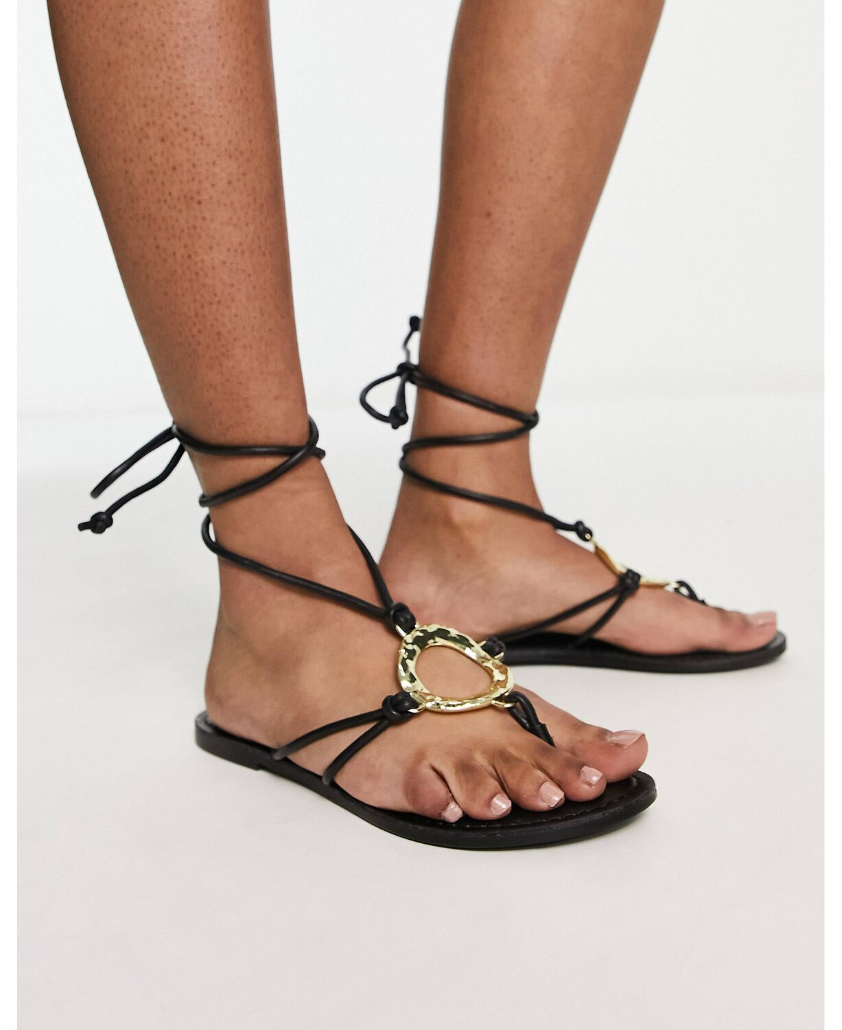 

Черные сандалии на плоской подошве с потертостями ASOS DESIGN Flourish
