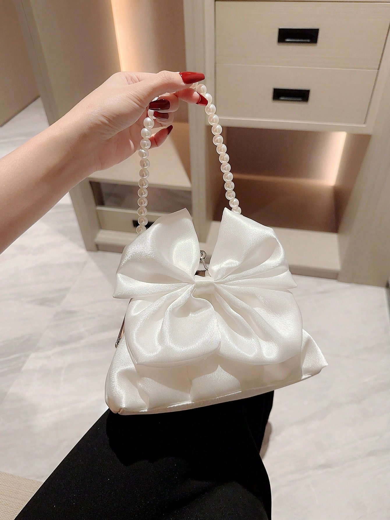 цена Женская изысканная атласная вечерняя сумка с цветочным рисунком с искусственным жемчугом и трехмерным цветочным дизайном для вечеринки, белый