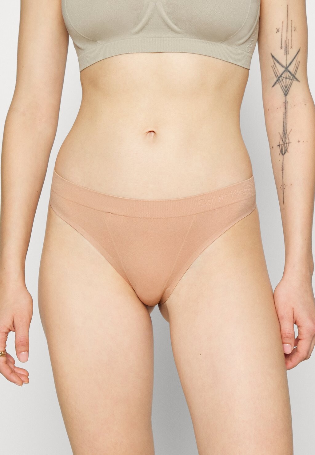 

Стринги Calvin Klein Underwear