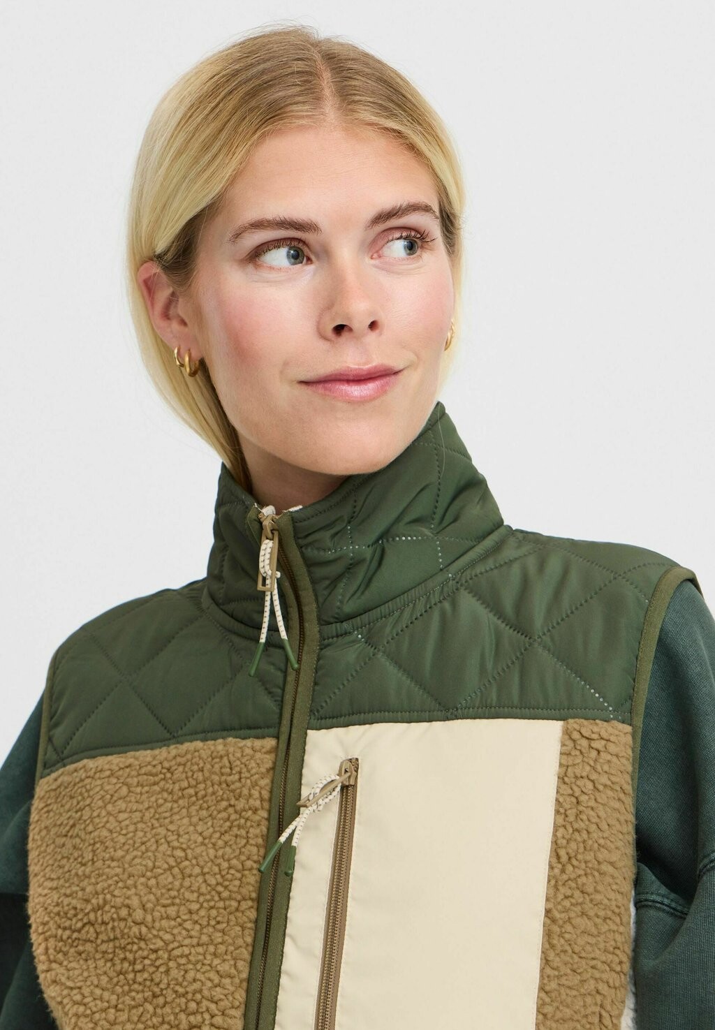

Жилет BERRI TheJoggConcept, цвет Rifle Green Mix