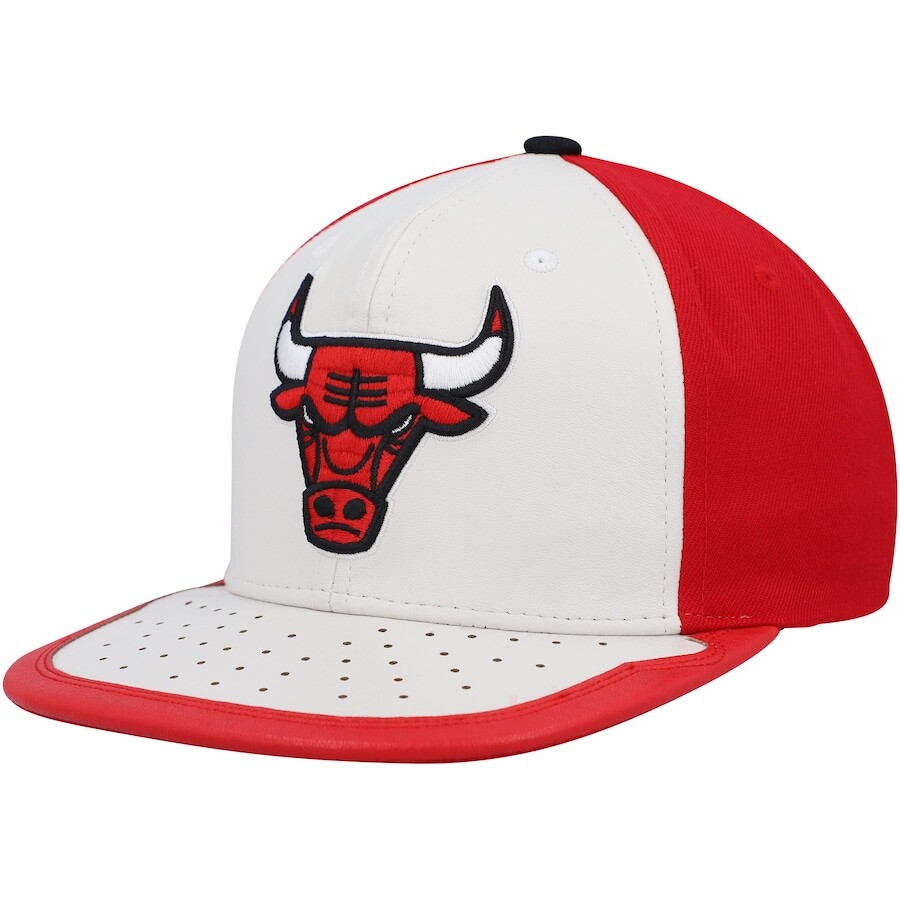 

Бейсболка Mitchell & Ness Chicago Bulls, белый