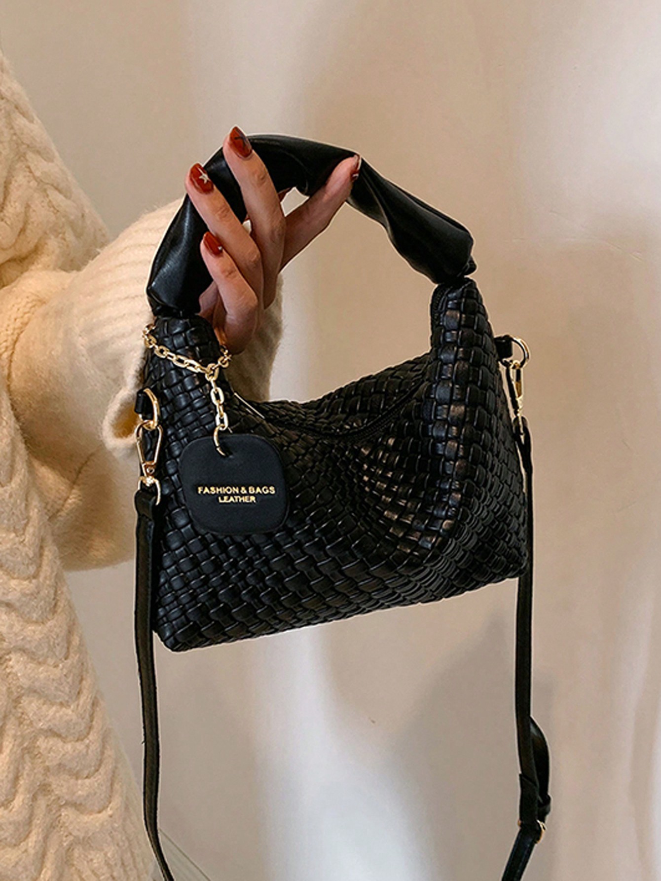 цена Новая модная простая универсальная двухцветная сумка из искусственной кожи со складками и оплеткой, черный