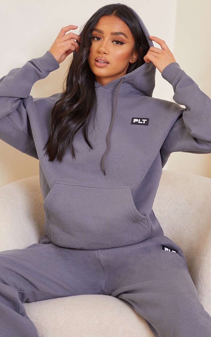 

PrettyLittleThing Petite Темно-серый объемный худи с логотипом