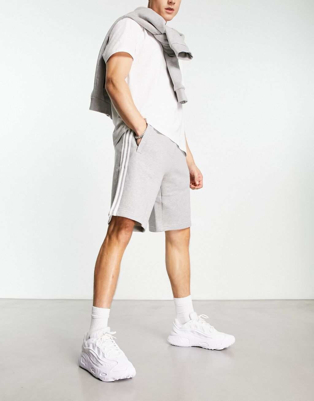 

Серые шорты с тремя полосками adidas Originals Essentials