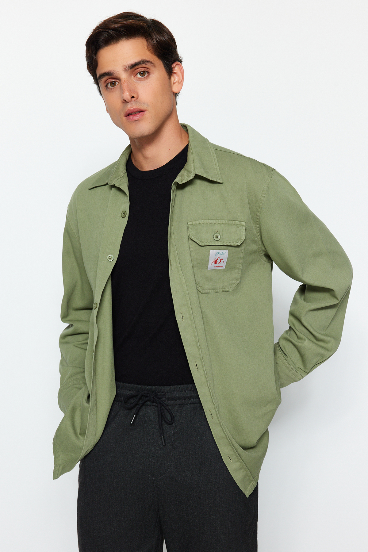 Рубашка Trendyol свободного кроя с одним карманом, зеленый inspire рубашка удлиненная с карманом небесный
