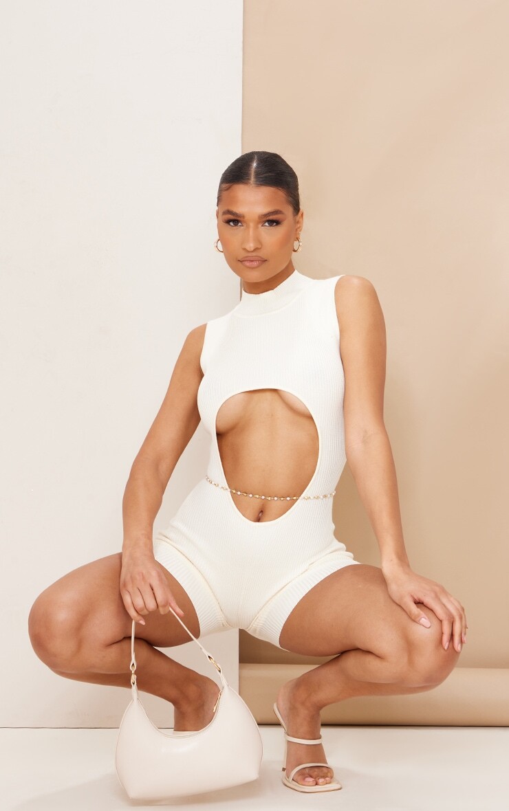 

PrettyLittleThing Кремовый вязаный комбинезон с вырезами спереди