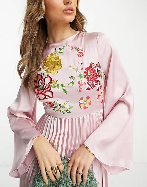 

Розовое атласное плиссированное платье макси с вышивкой ASOS DESIGN