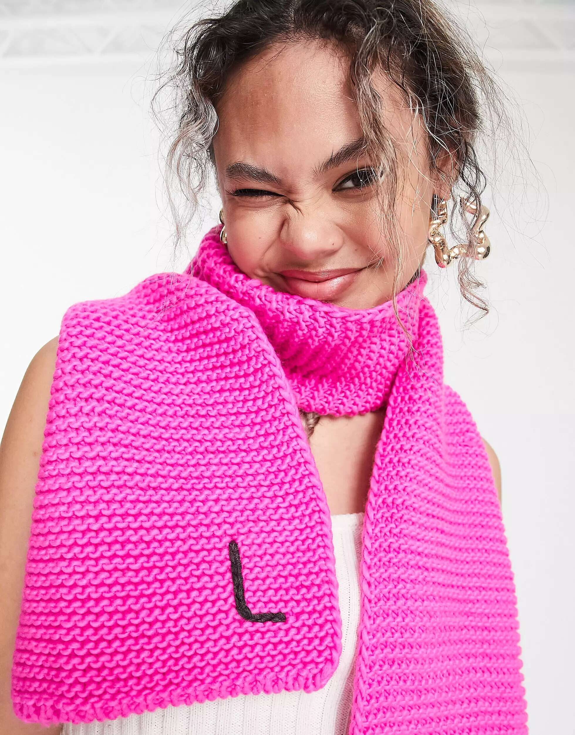 Розовый вязаный шарф с монограммой и буквой L ASOS аксессуары l o l surprise набор в форме бриллианта