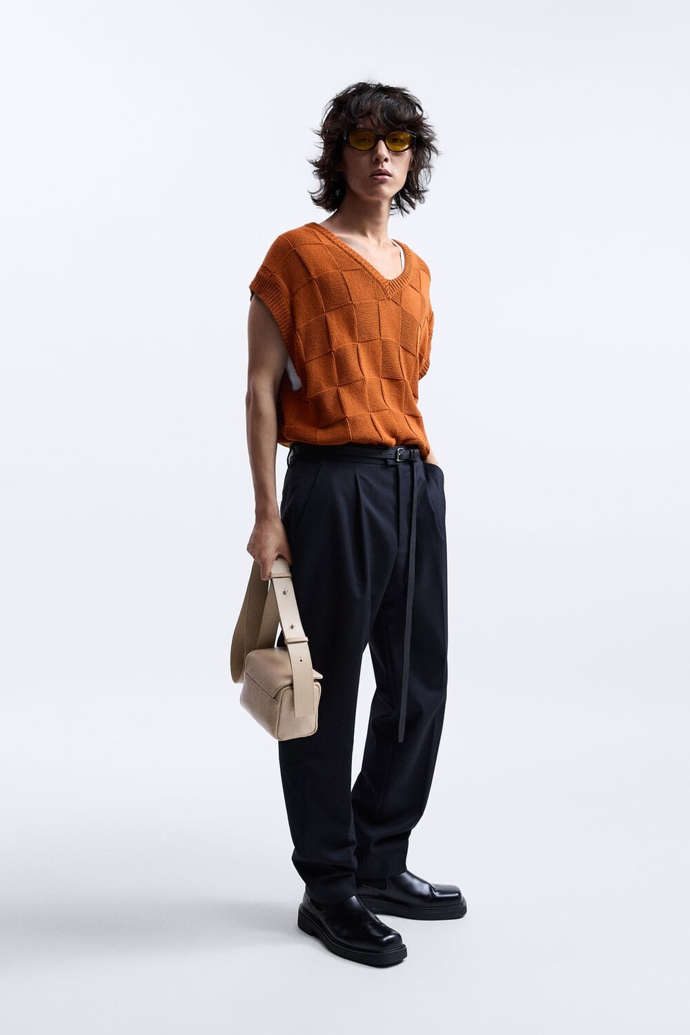 

Кожаная мини-сумка на через плечо ZARA, белый