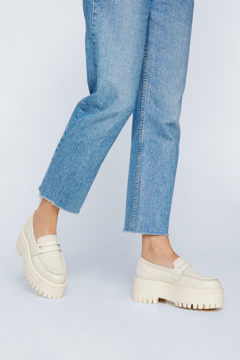 

Массивные лоферы из сочетания кожи и замши Nasty Gal, белый