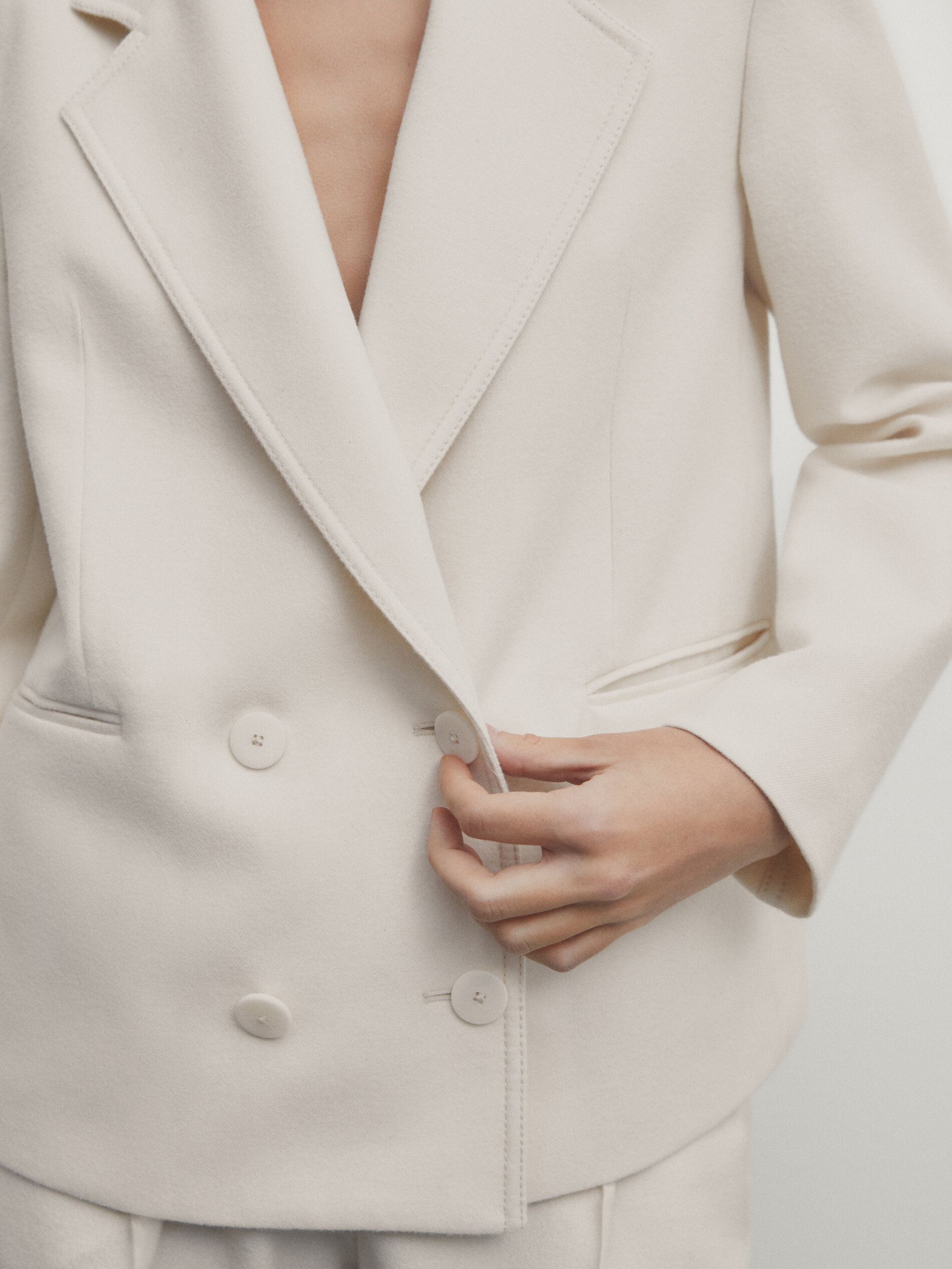 цена Двубортный короткий пиджак Massimo Dutti, кремовый