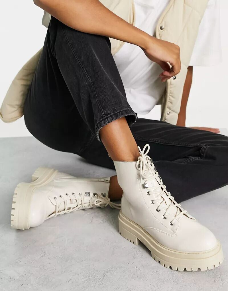 

Белые массивные ботинки на плоской подошве со шнуровкой New Look Wide Fit