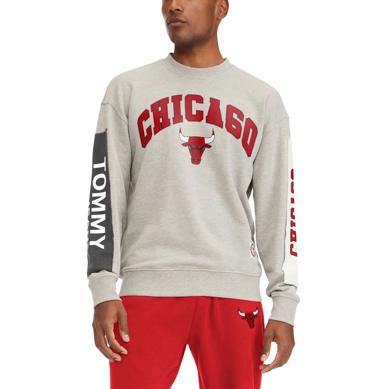 

Мужской серый пуловер с нашивкой Tommy Jeans Chicago Bulls James