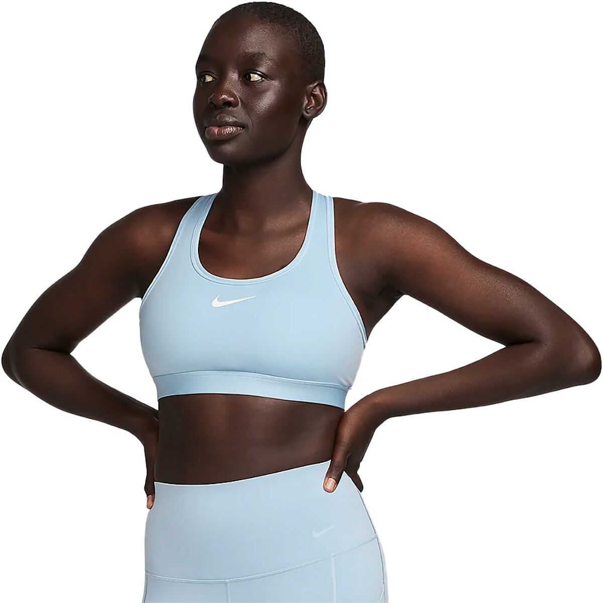 цена Спортивный бюстгальтер swoosh med Nike, цвет light armory blue/white
