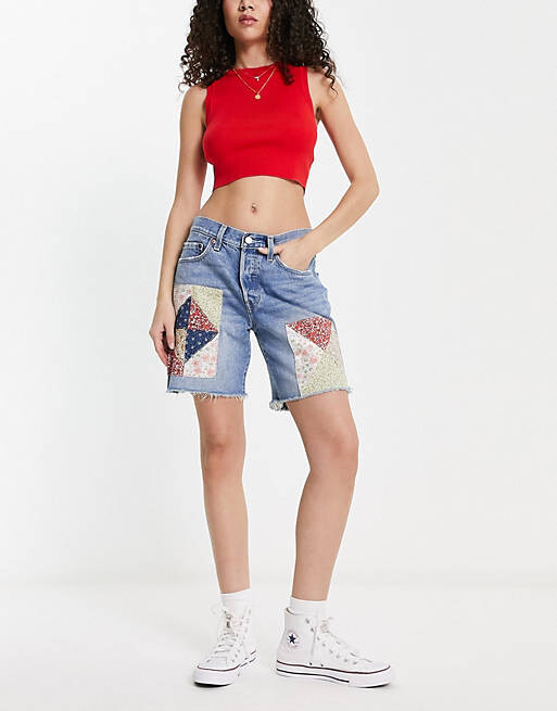 

Голубые джинсовые шорты Levi's 501 в честь 150-летия с цветочными аппликациями