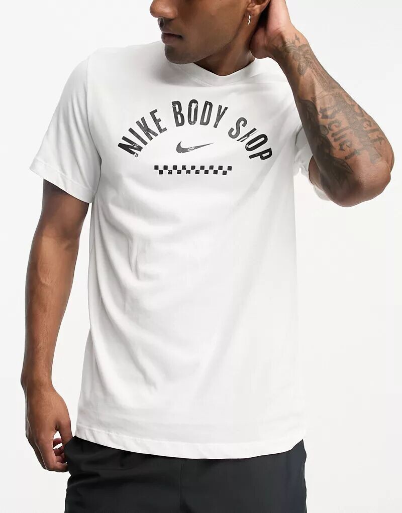 

Nike D.Y.E. Белая футболка с графическим рисунком Dri-Fit Body Shop