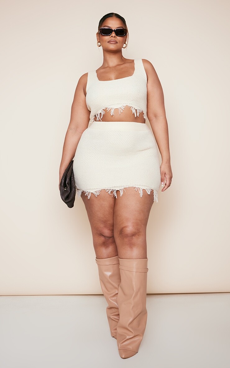 

PrettyLittleThing Кремовая трикотажная юбка плюс с необработанным краем