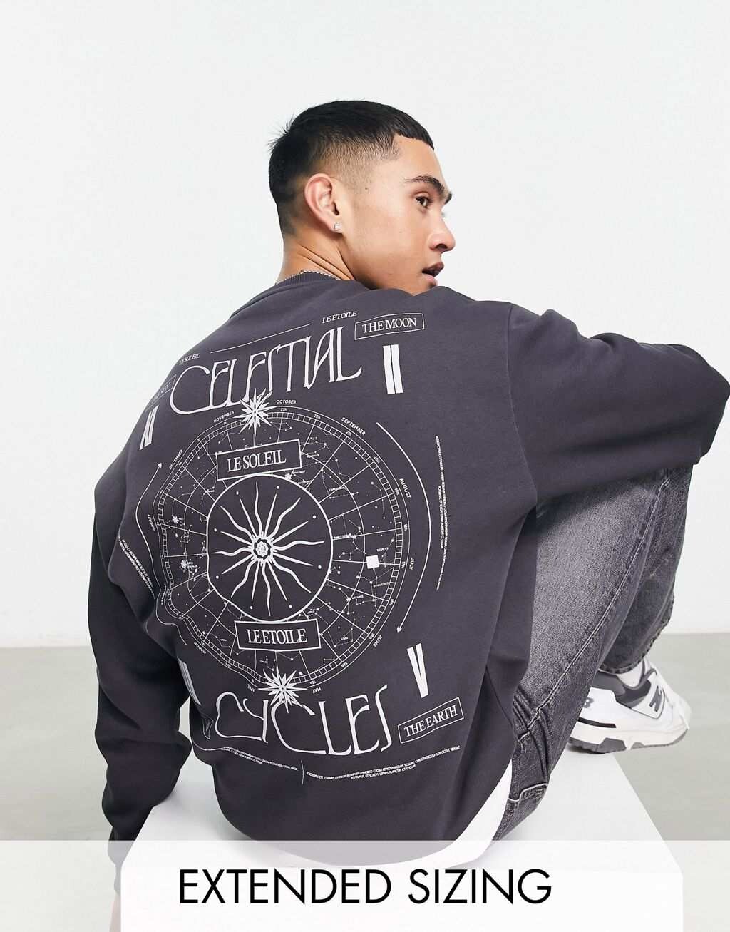 

Темно-серый оверсайз-свитшот с небесным принтом на спине ASOS DESIGN