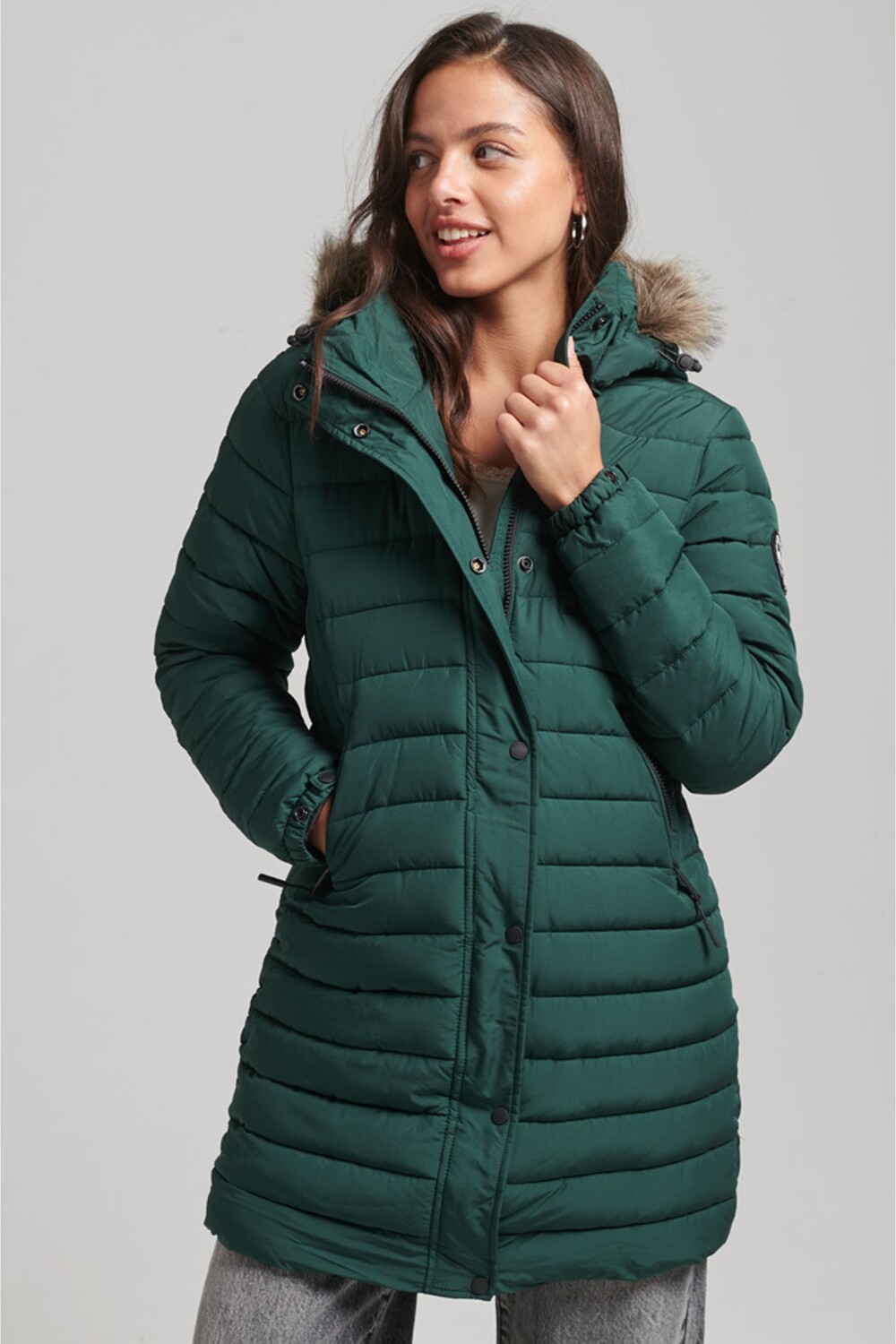 

Пуховик с капюшоном и искусственным мехом Superdry, зеленый