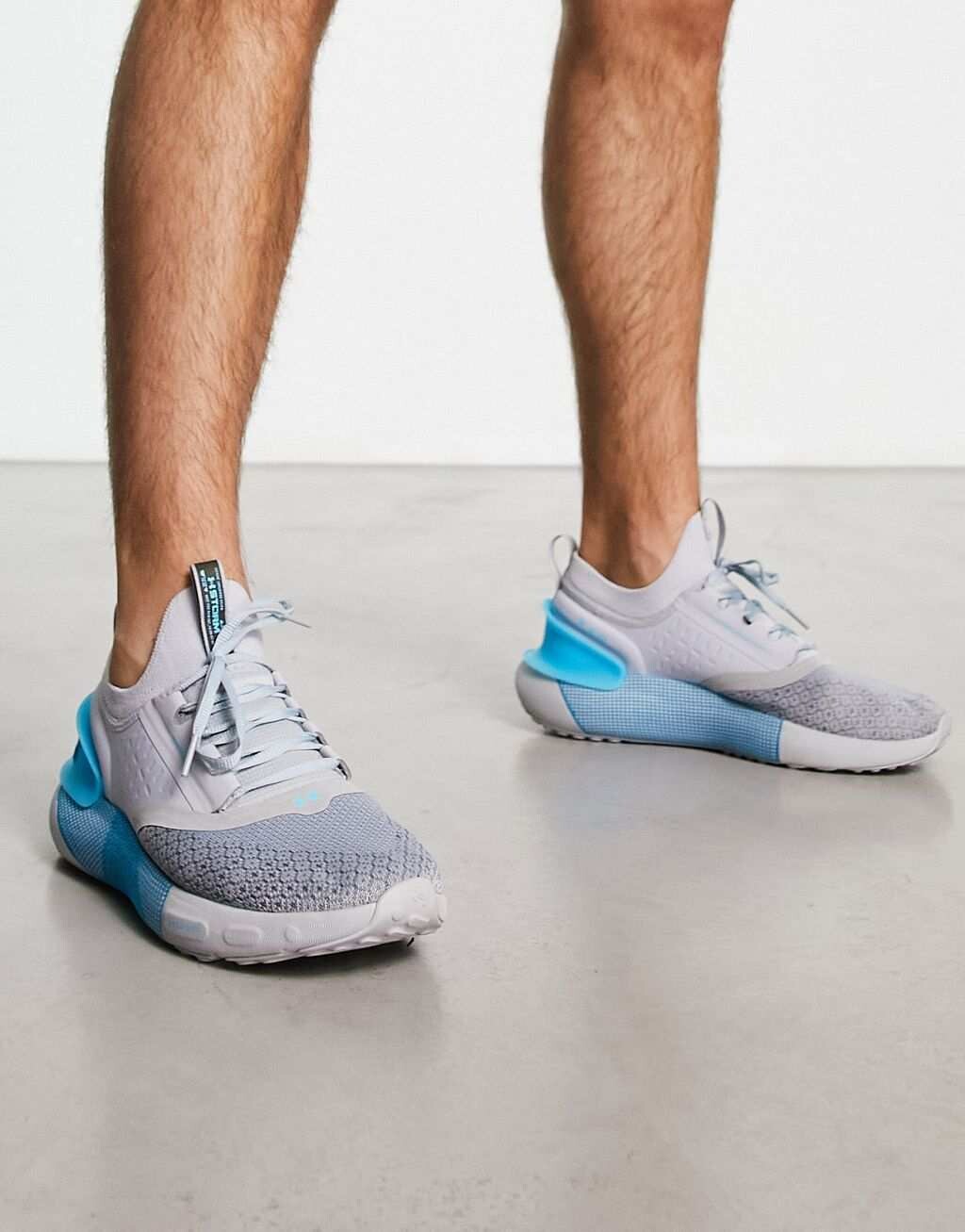 

Серые кроссовки Under Armour HOVR Phantom 3 Storm с синими деталями