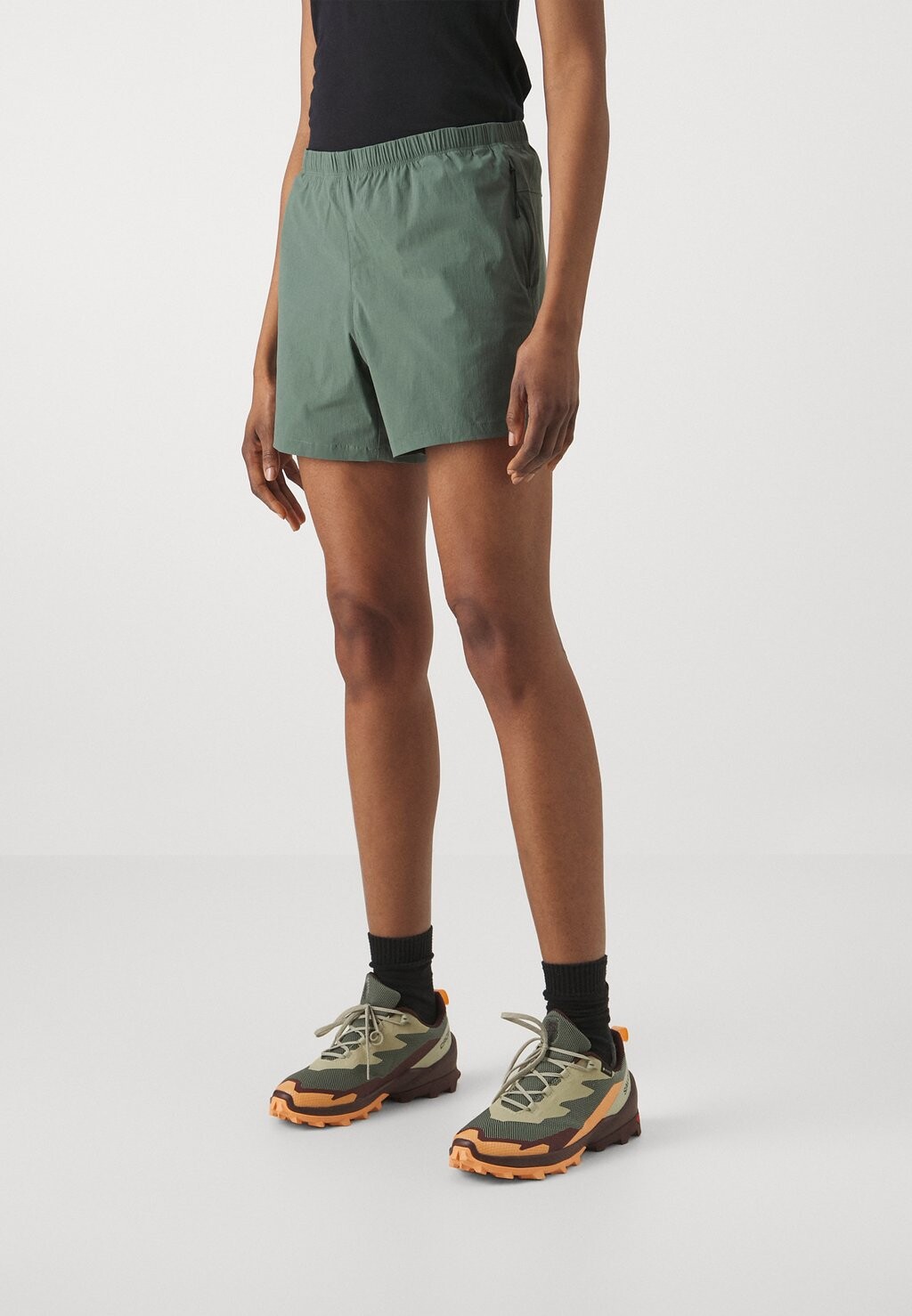 

Шорты для активного отдыха WANDERTHIRST SHORTS Jack Wolfskin, цвет hedge green
