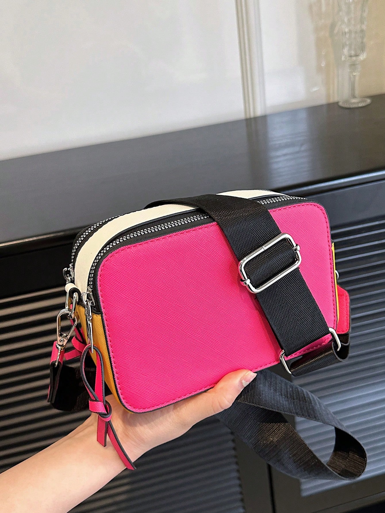 цена Мини-квадратная сумка с цветными блоками и застежкой-молнией, ярко-розовый