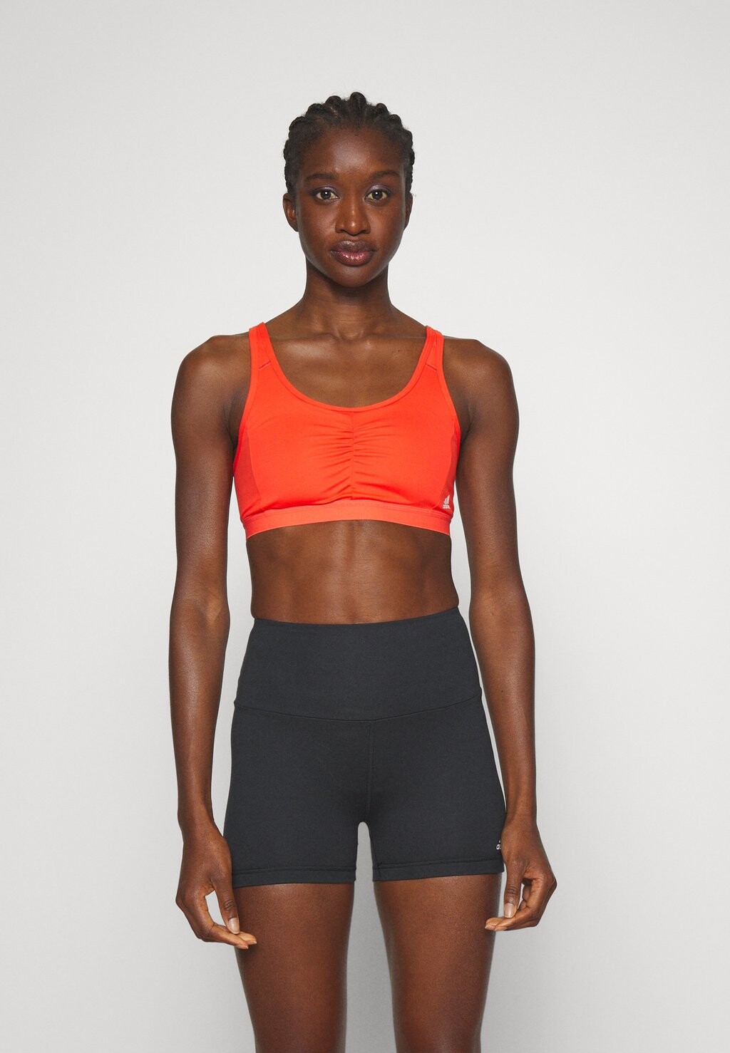 

Спортивный бюстгальтер со средней поддержкой. adidas Performance, красный
