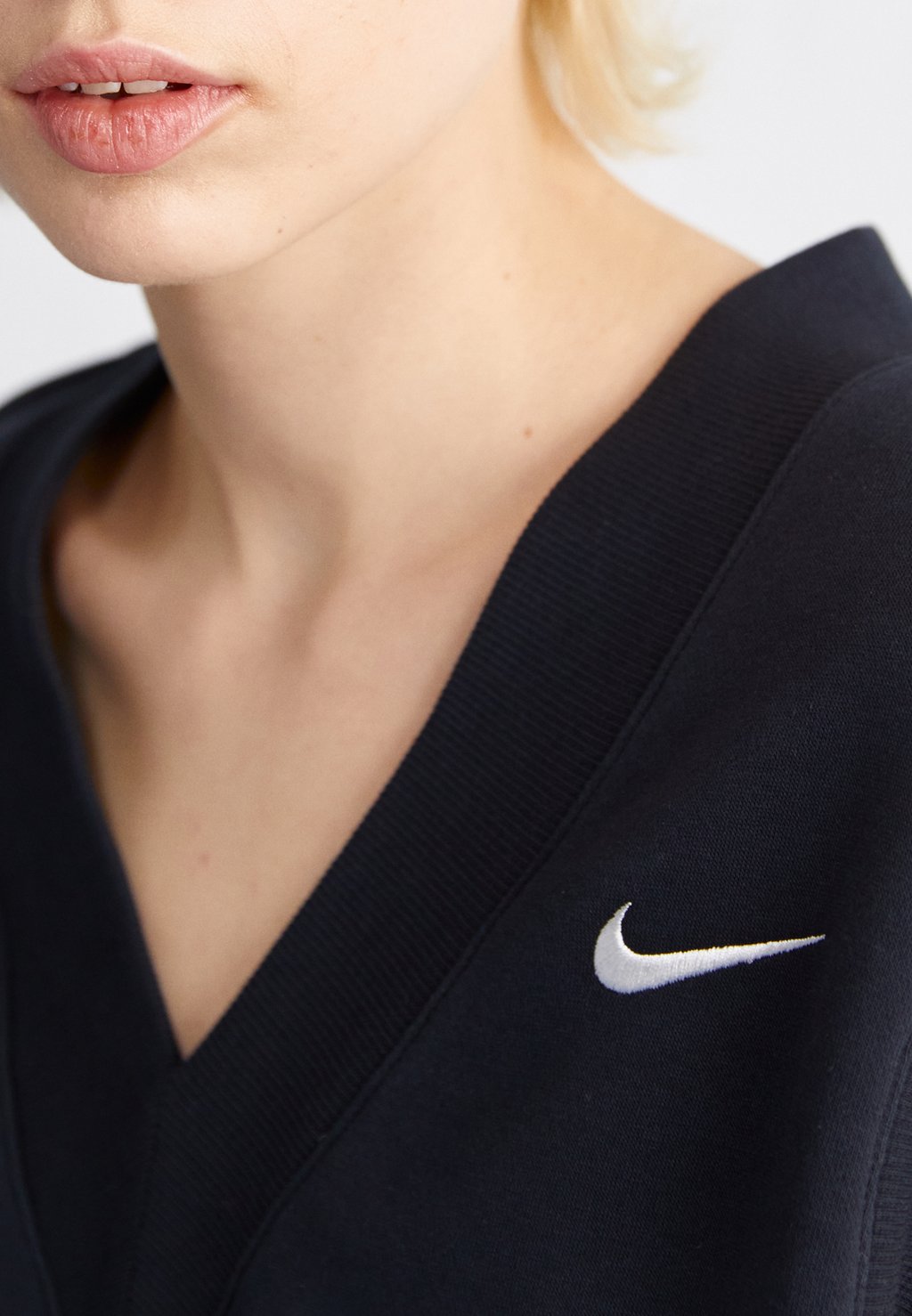 

Базовая футболка V Neck Nike, черная/парус