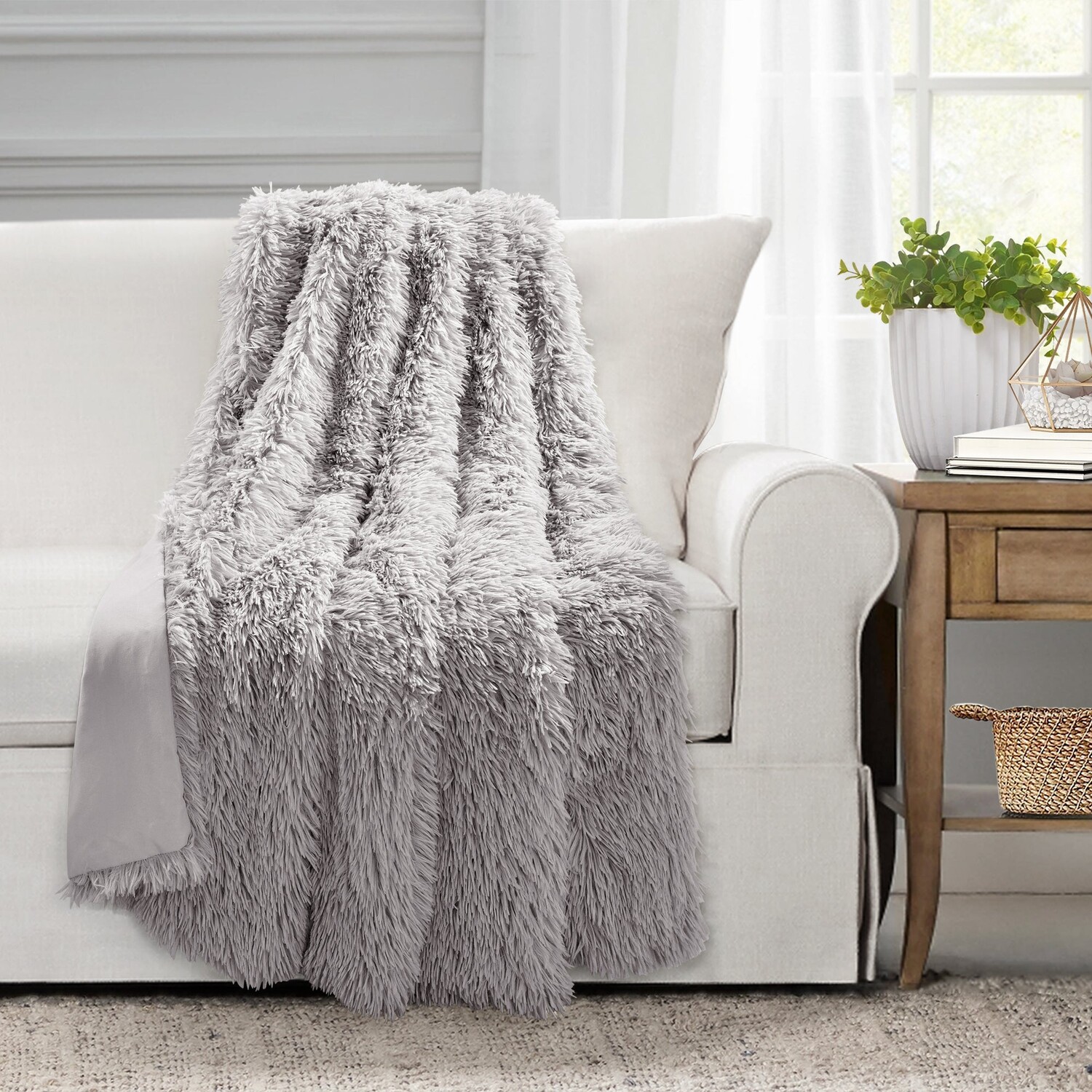 

Бросок Эммы из искусственного меха Lush Decor, цвет Light Gray
