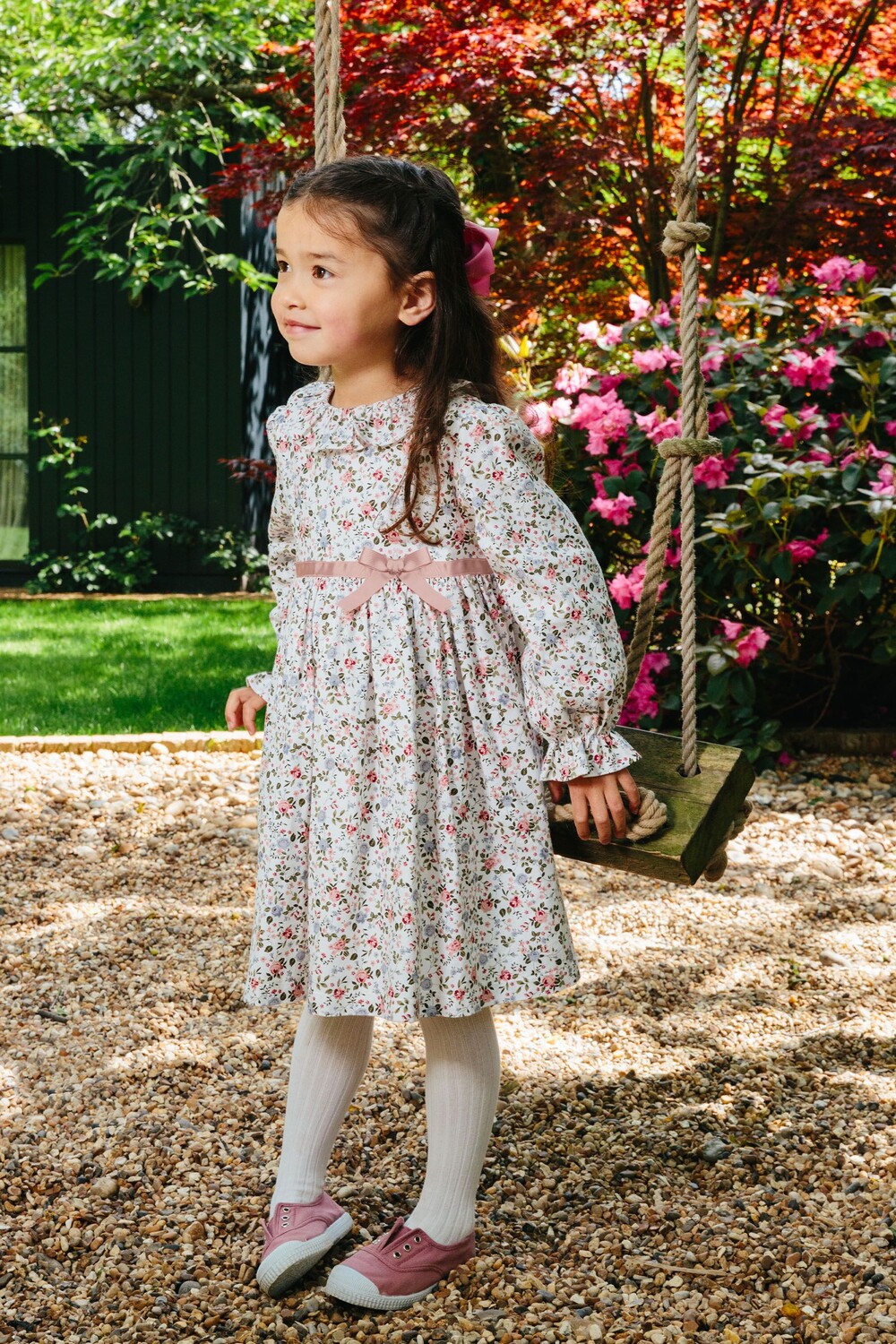 

Розовое платье Bella Willow с цветочным мотивом Trotters London, розовый