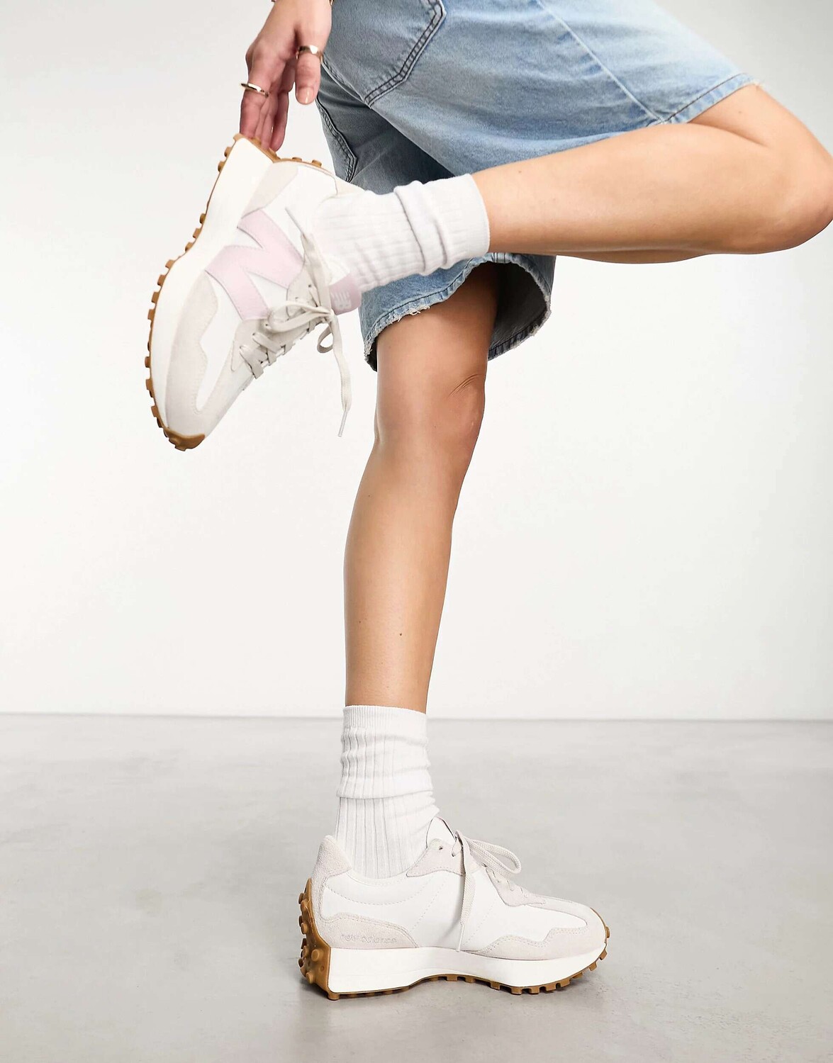 

Бело-розовые кроссовки New Balance 327, Розовый