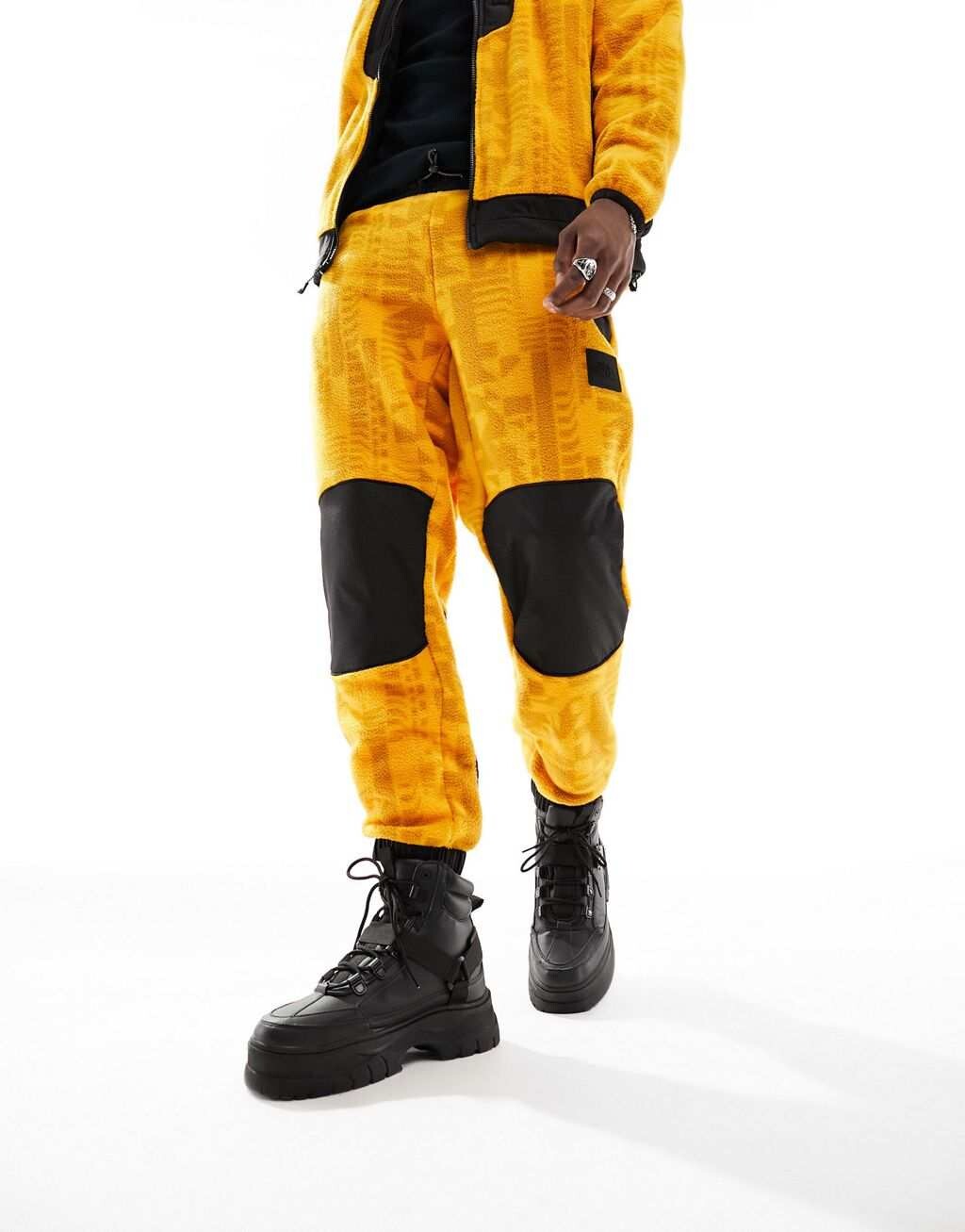 

Желтые флисовые джоггеры The North Face NSE Fleeski Y2K с цифровым принтом