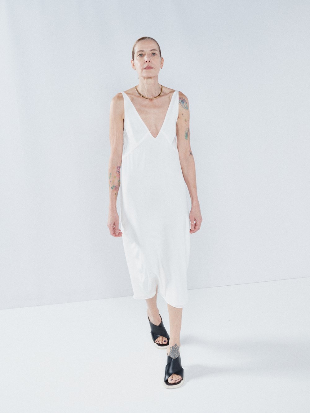 Платье-комбинация из шелкового крепдешина с чашечками на груди Raey, белый цена и фото