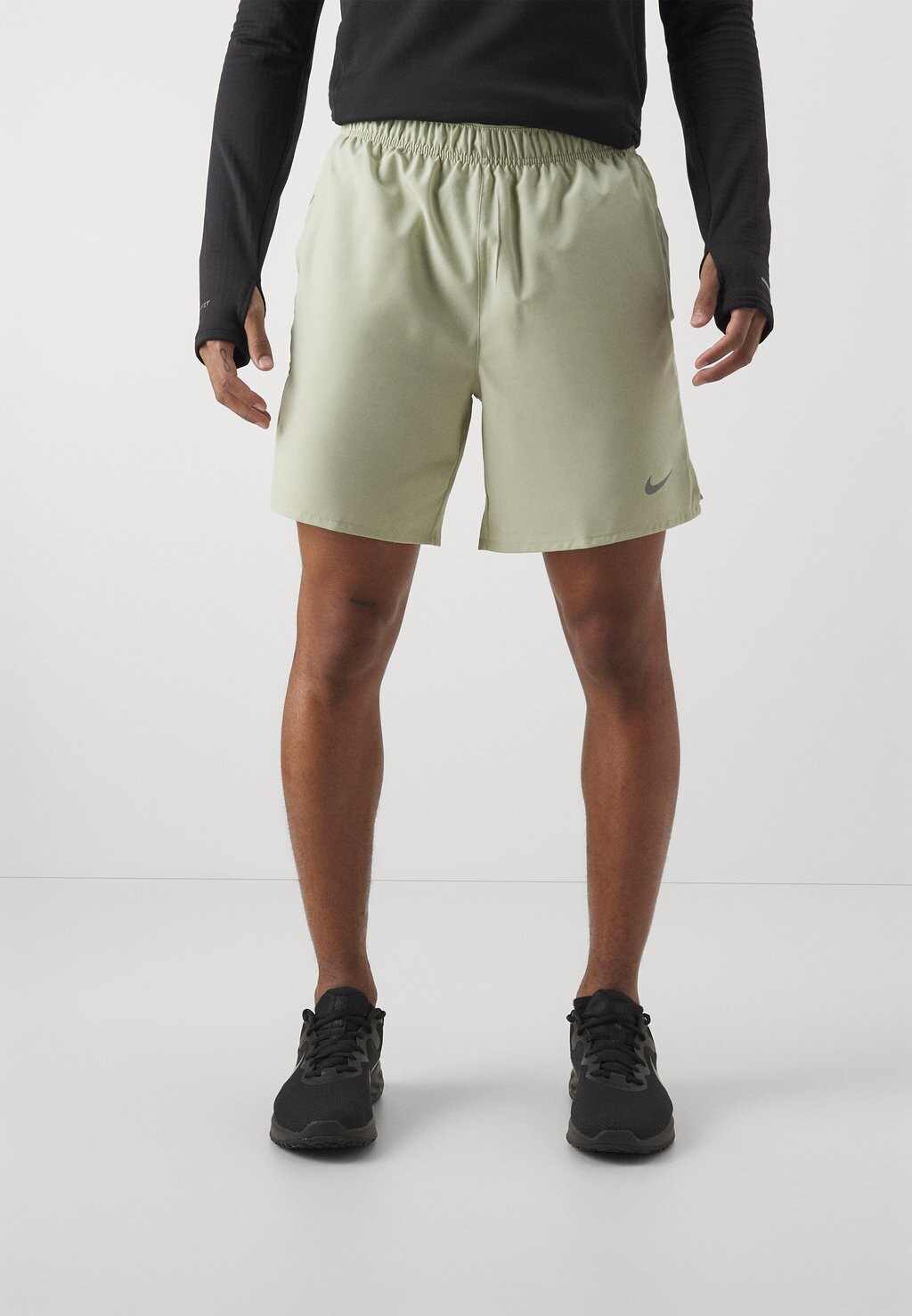 

Спортивные шорты Challenger Nike, цвет olive aura/olive aura/black/silver