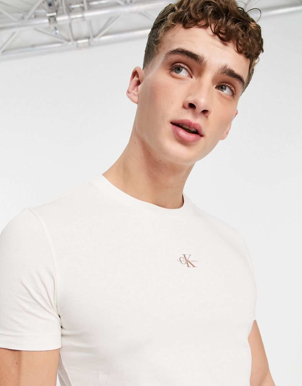 

Футболка цвета слоновой кости с микро-монологом Calvin Klein Jeans