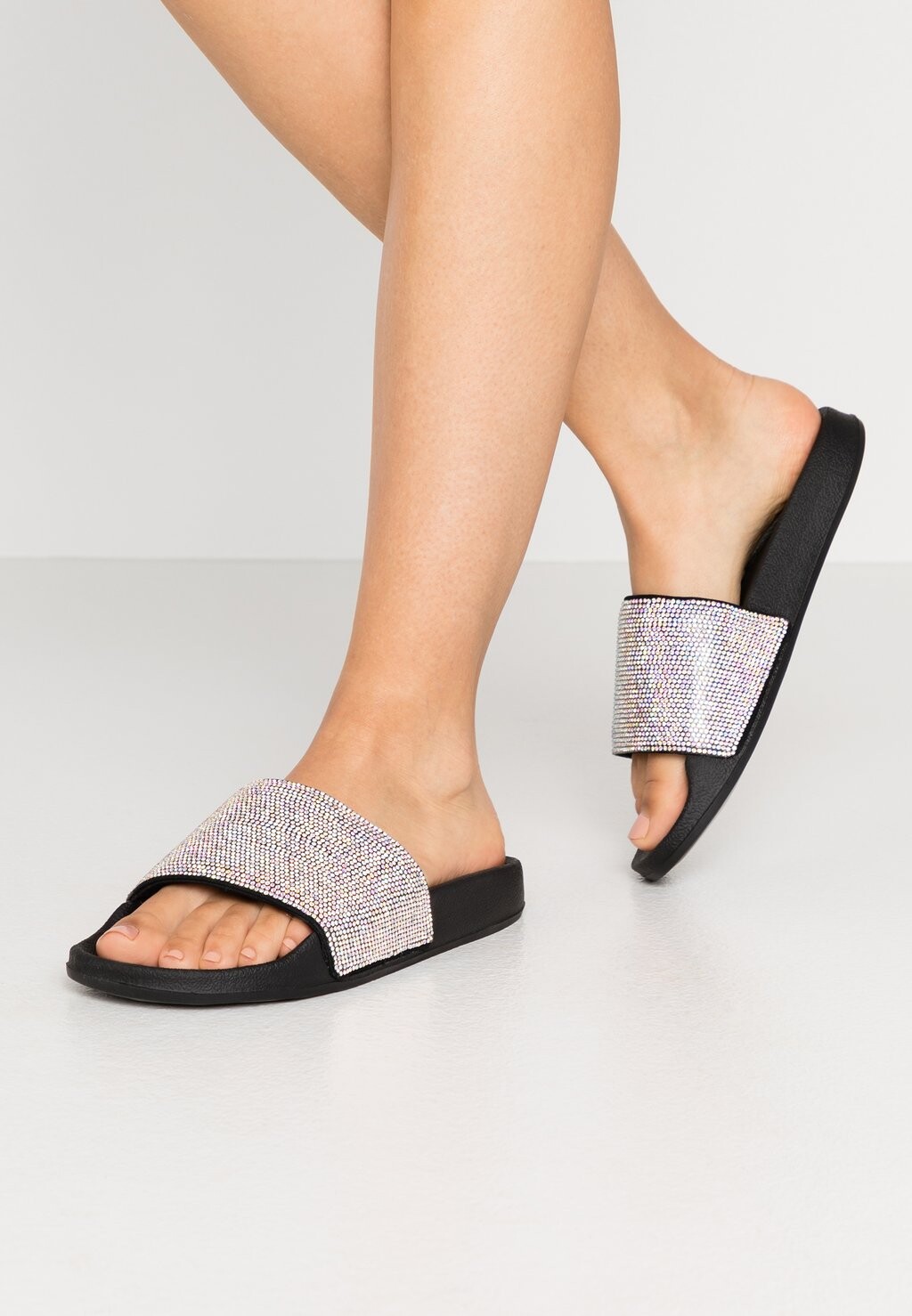 

Шлепанцы Skechers