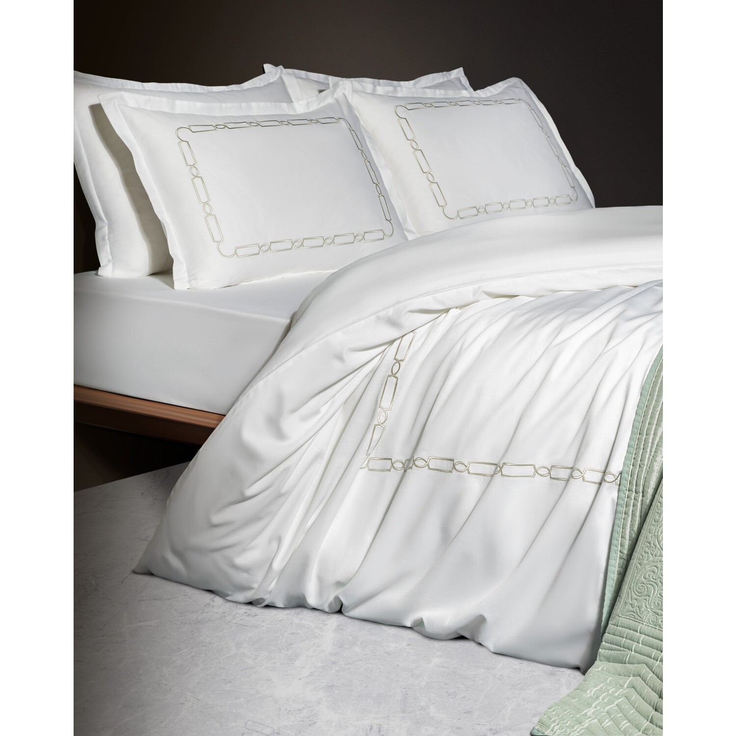

Комплект постельного белья King Size с вышивкой Madame Coco Lis - атлас